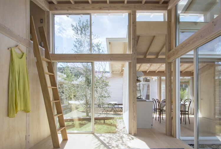 Awazuku House / Studio Velocity - Фотография интерьера, окна, стул, балка