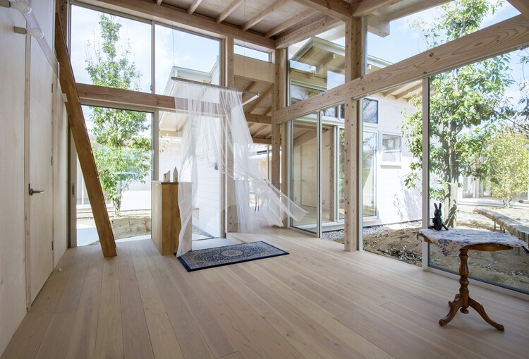 Awazuku House / Studio Velocity - Фотография интерьера, балка, окна