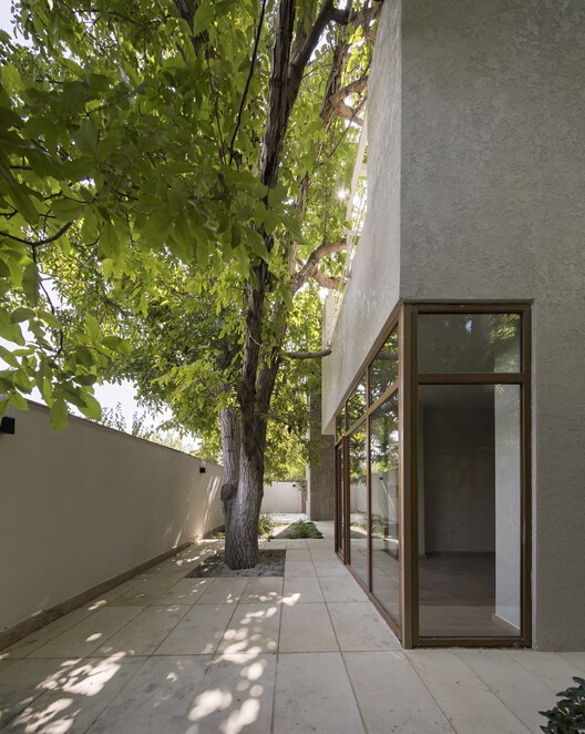 Дом между двумя грецкими орехами / KAV Architects - Фото экстерьера, фасад