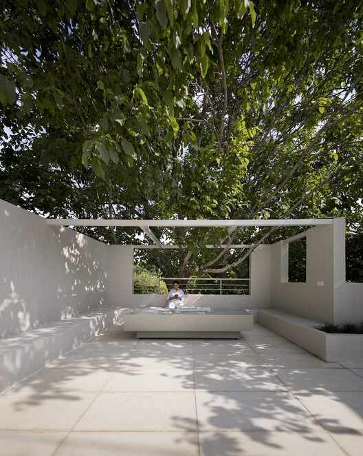 Дом между двумя грецкими орехами / KAV Architects – Фото экстерьера
