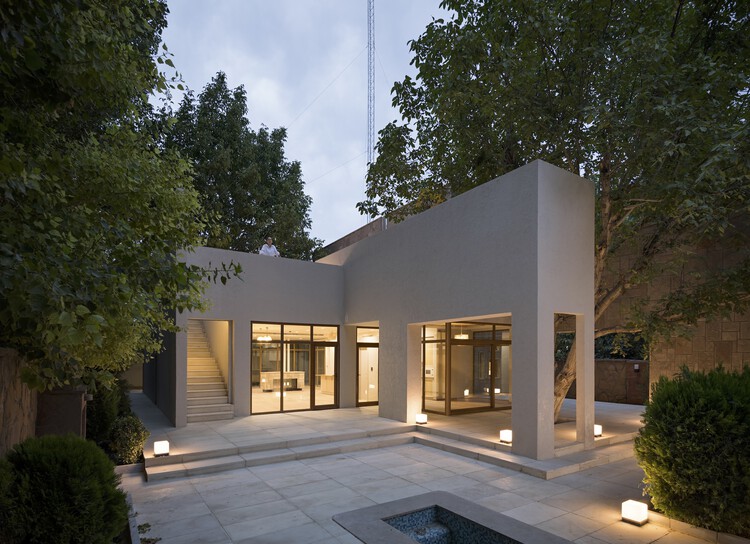 Дом между двумя грецкими орехами / KAV Architects - Фото экстерьера, двери, окна, фасад, двор