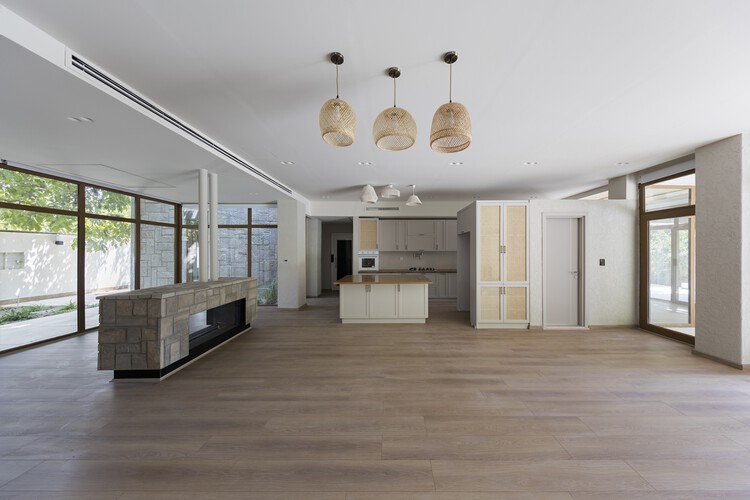 Дом между двумя грецкими орехами / KAV Architects - Фотография интерьера, кухня, окна, балка