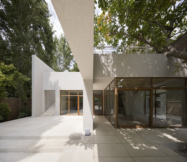 Дом между двумя грецкими орехами / KAV Architects - Фотография интерьера, фасада, двора