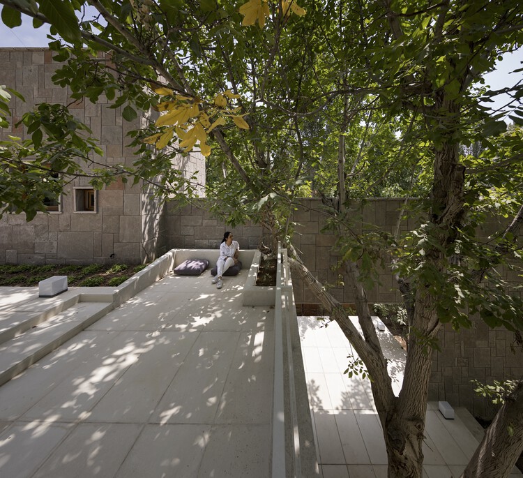 Дом между двумя грецкими орехами / KAV Architects - Фотография экстерьера, окна