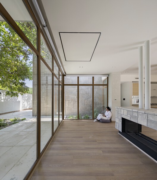 Дом между двумя грецкими орехами / KAV Architects - Фотография интерьера, окна, балка
