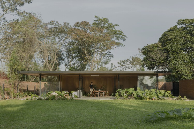 Небольшой дом в Сан-Бере / Equipo de Arquitectura — фотография экстерьера, сад