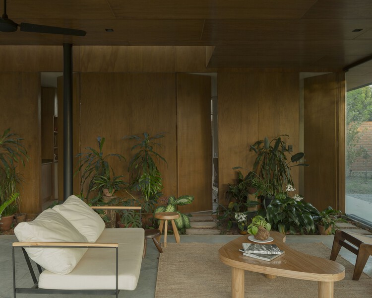 Маленький дом в Сан-Бере / Equipo de Arquitectura — фотография интерьера, стол, окна, стул