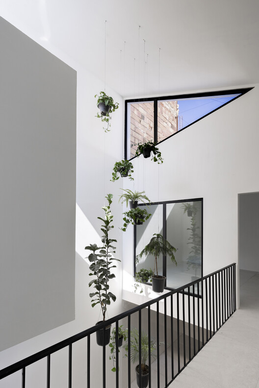 Дом Карахзия / Офис Давуда Борожени - Фотография интерьера, окна, лестница, перила