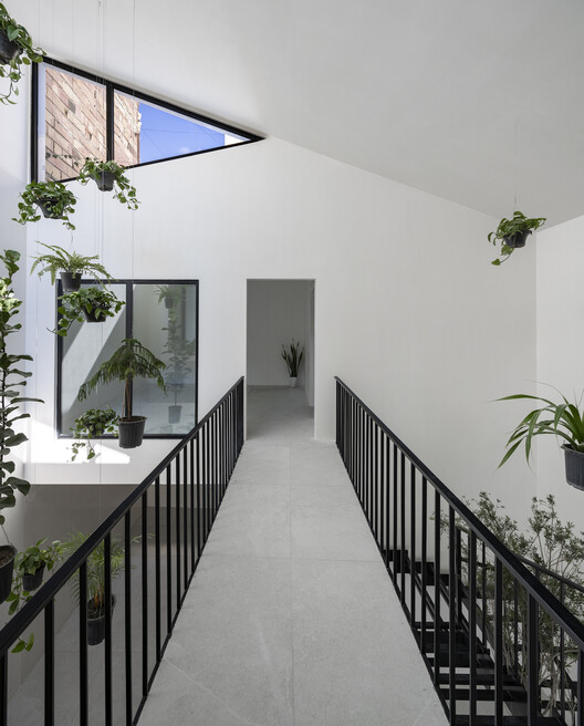 Дом Карахзия / Офис Давуда Борожени - Фотография интерьера, лестница, перила, фасад, окна