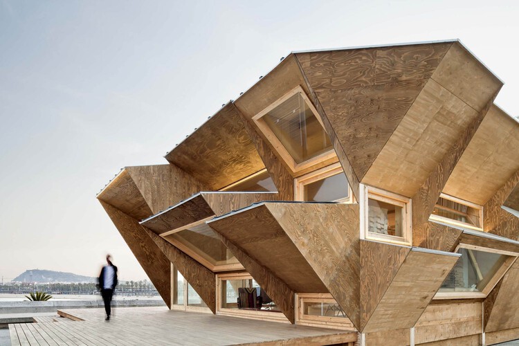 Устойчивое развитие и инновации в эфемерной архитектуре: 15 деревянных павильонов — изображение 2 из 17