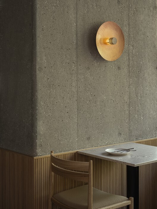 Trunk Hotel / Keiji Ashizawa Design - Фотография интерьера, ванная комната, стол, стул, стеллажи
