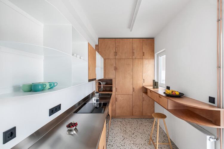 Квартира Пискатор в Афинах / en-route-architecture - Фотография интерьера, кухня, стол, окна, стул