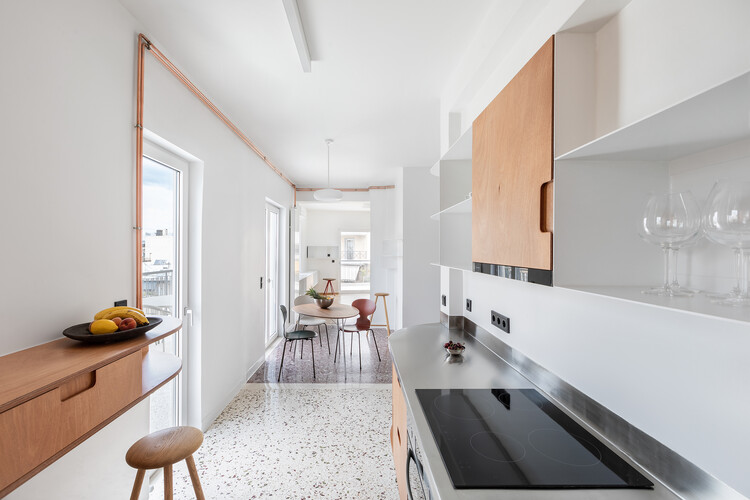Квартира Пискатор в Афинах / en-route-architecture — Фотография интерьера, кухня, стол, столешница