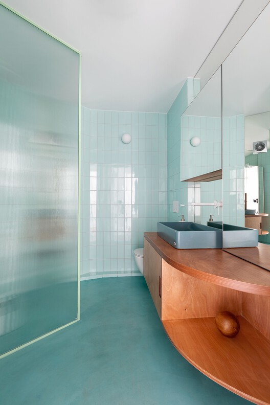 Квартира Пискатор в Афинах / en-route-architecture - Фотография интерьера, ванная комната, раковина