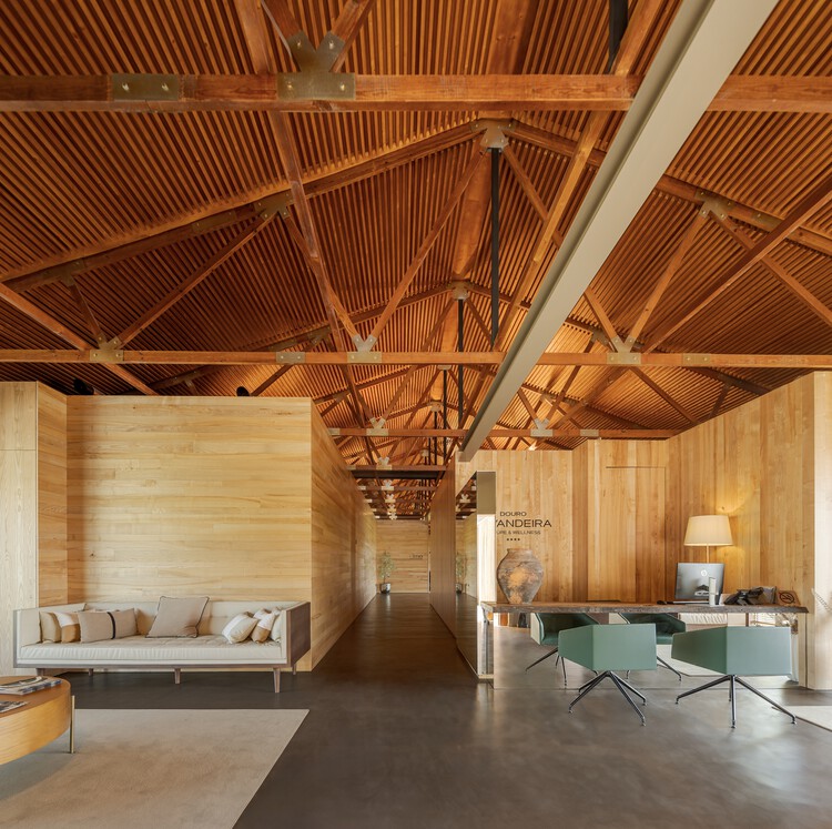Lavandeira Douro Nature & Wellness / FCC Arquitectura — Фотография интерьера, гостиная, стол, освещение, балка