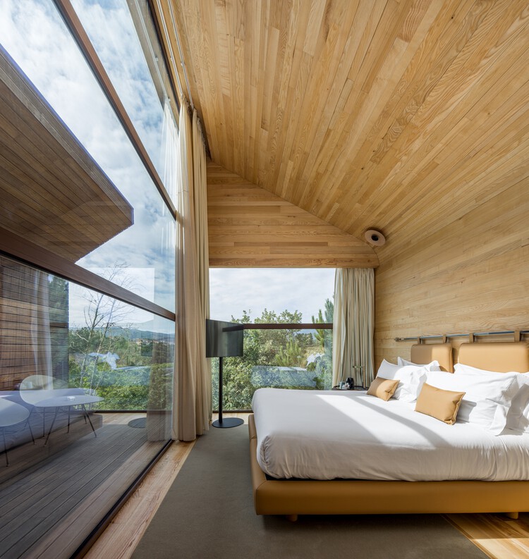 Lavandeira Douro Nature & Wellness / FCC Arquitectura — Фотография интерьера, спальня, окна, балка