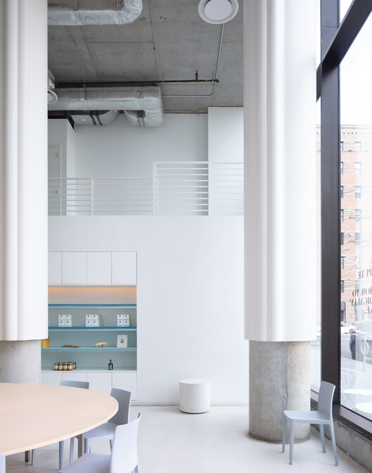 Lackawanna Coffee / Inaba Williams Architects — Фотография интерьера, ванная комната, стол