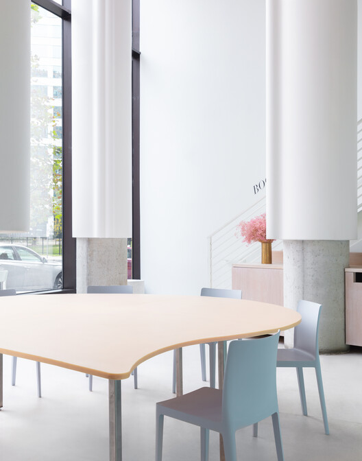 Lackawanna Coffee / Inaba Williams Architects - Фотография интерьера, столовая, стол, стул, окна