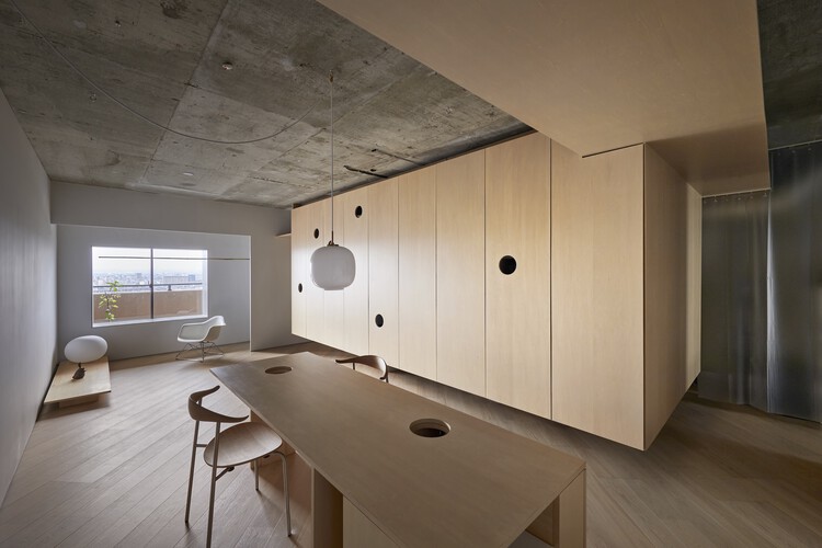 Дом Боко / Хироясу Имаи - Фотография интерьера, стол, окна, стул