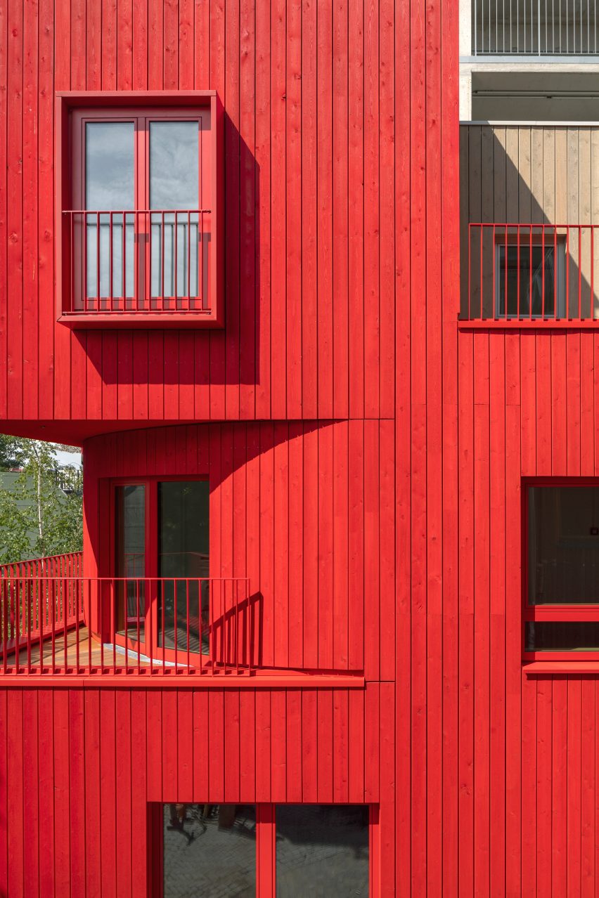 Облицовка офисного здания Haus 2+ красным деревом от Office ParkScheerbarth