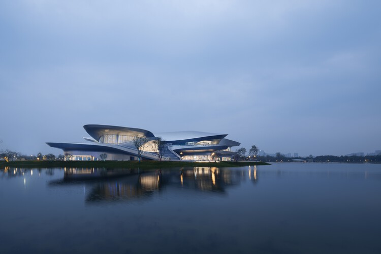 Музей научной фантастики Чэнду / Zaha Hadid Architects – фотография экстерьера, набережная