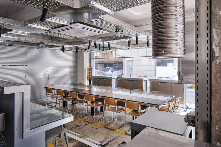Ресторан Dosan Precision / Индисалон - Фотография интерьера, кухня, стол, балка
