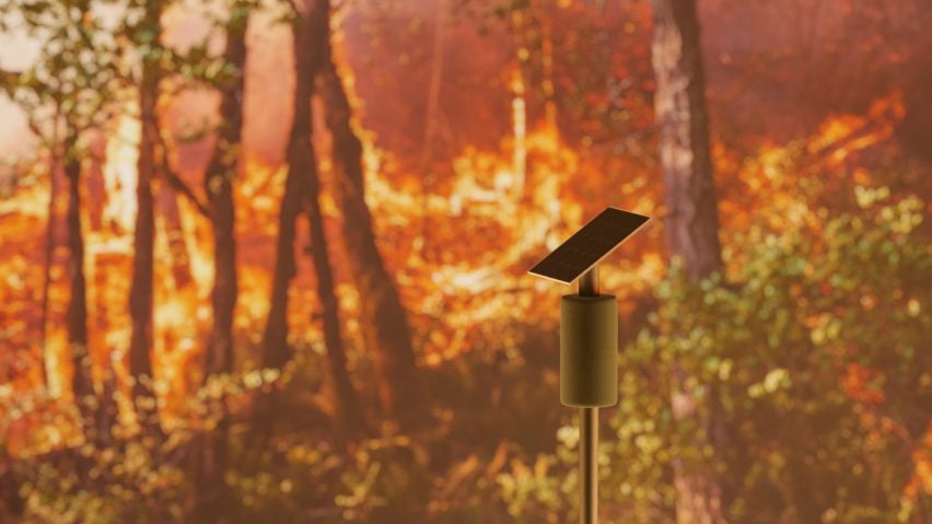 Система обнаружения лесных пожаров Solar Lookout расположена в горящем лесу