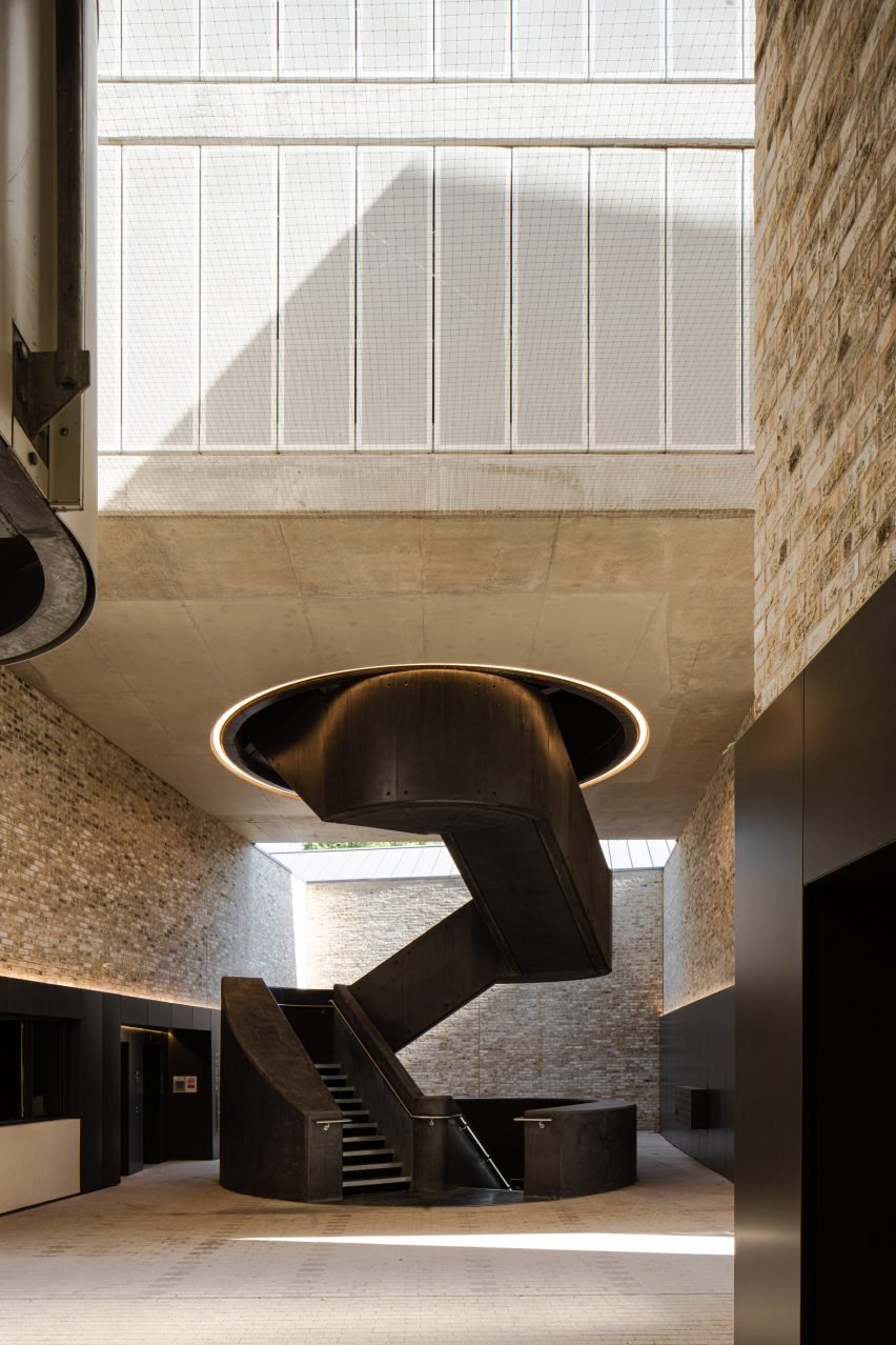 Черная винтовая лестница в кожевенном заводе от Coffey Architects