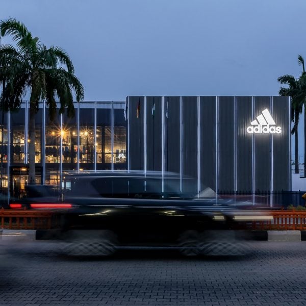 Oshinowo Studio обернула магазин Adidas Lagos перфорированными алюминиевыми листами