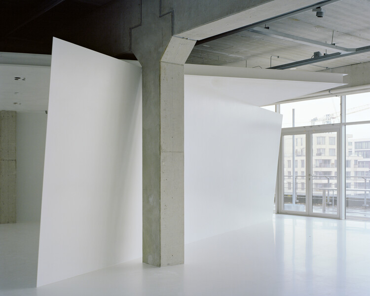 Выставочный зал FLOS в Амстердаме / Офис Сэма Чермаева - Фотография интерьера, колонна, балка