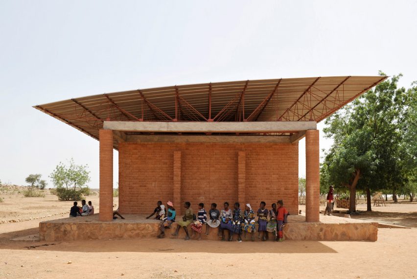 Начальная школа Гандо в Буркина-Фасо, спроектированная Дьебедо Фрэнсисом Кере.