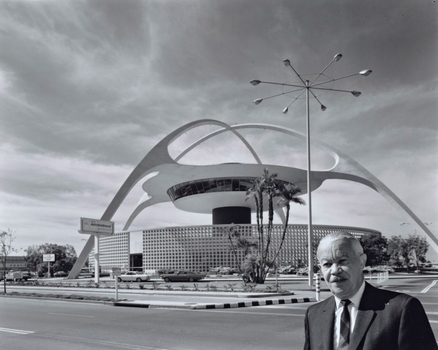 Пол Ревир Уильямс стоял перед Тематическим зданием в международном аэропорту Лос-Анджелеса.