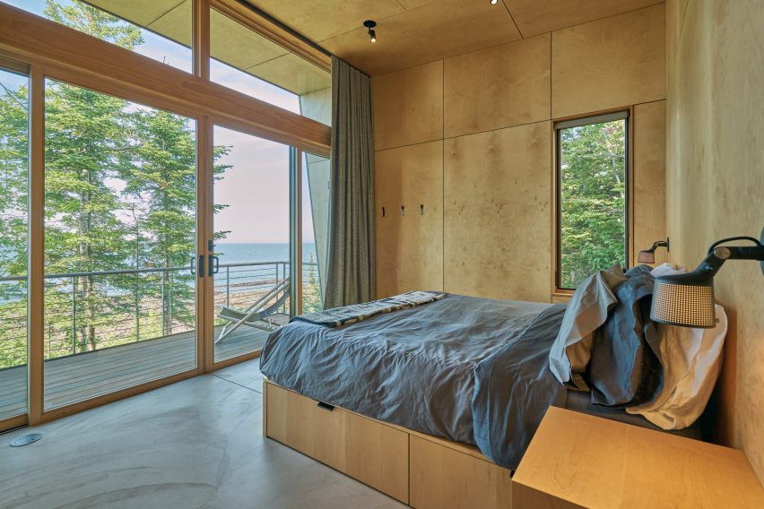 Спальня со стенами, обшитыми деревянными панелями