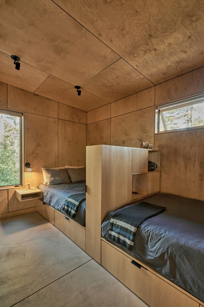 Две односпальные кровати в деревянной комнате