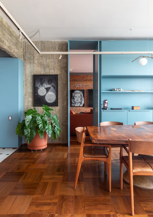 Квартира Пиауи / SuperLimão - Фотография интерьера, стол, стул, балка