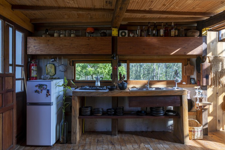 Дом Кинчуяку / Emilio López Arquitecto — Фотография интерьера, кухня, балка