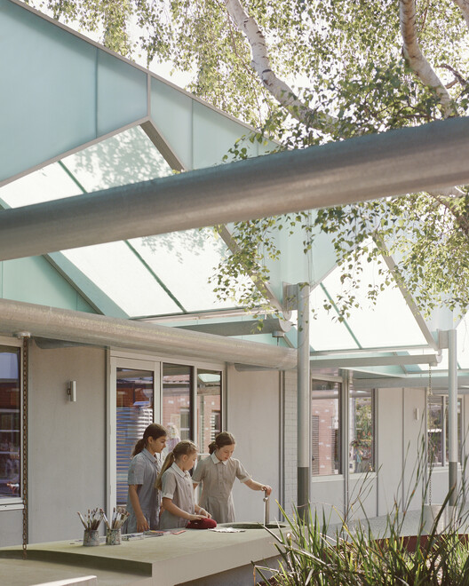 Центр любопытства Фирбанка в Сандрингеме / Studio Bright - Фотография интерьера, окна, фасад, балка, патио