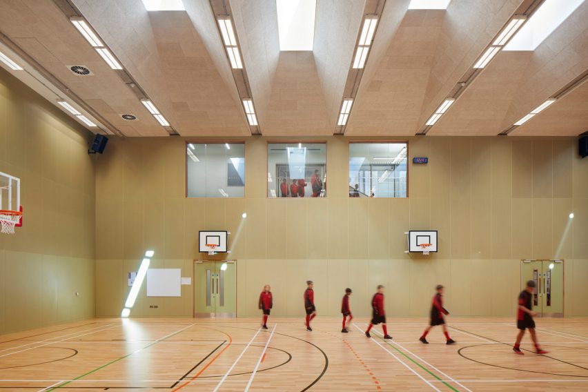 Спортивный зал в школе для мальчиков Central Foundation в Лондоне