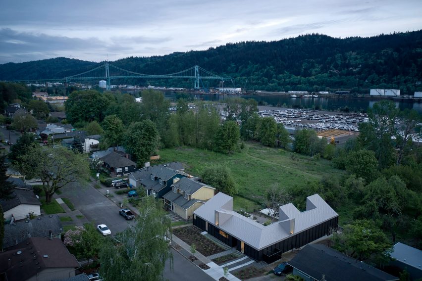 Вид с воздуха на L-образный дом в Орегоне