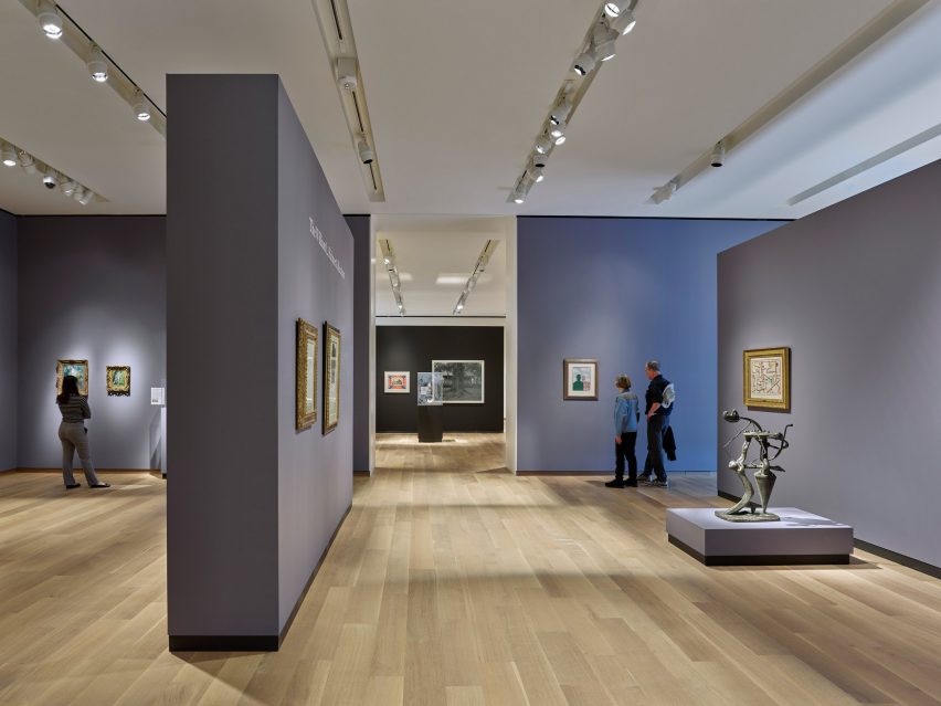 Люди смотрят на искусство в музее Брюса в Коннектикуте.
