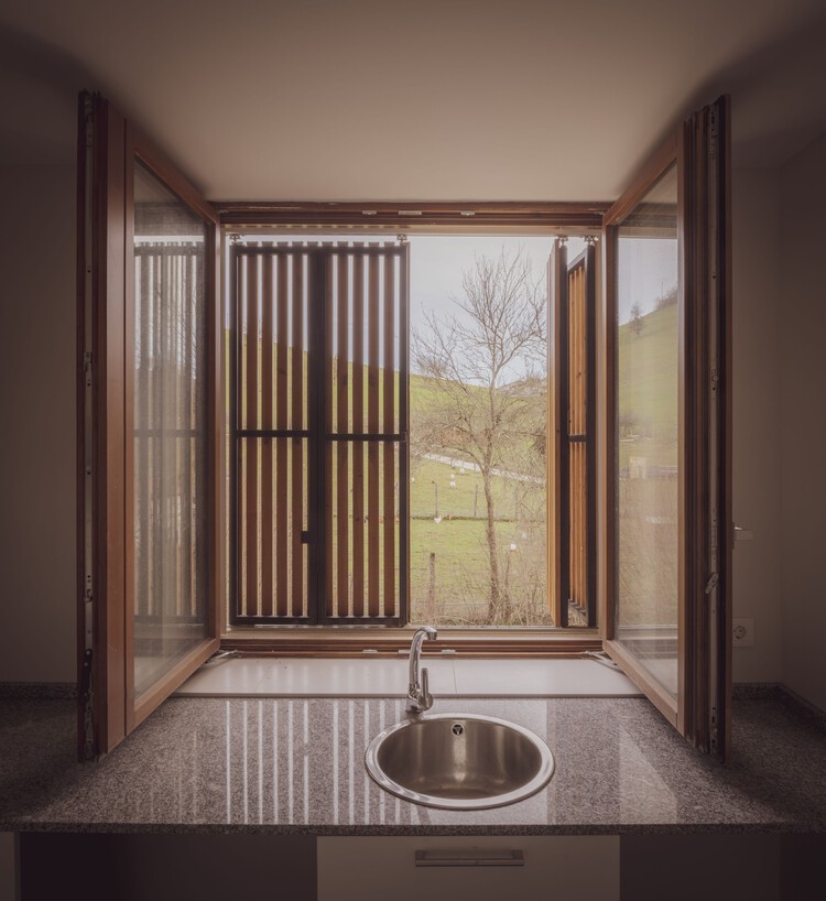 Жилье в Гарральде/Назарете Гутьеррес Франко + Родриго Нуньес Arquitectos - Фотография интерьера, ванная комната, раковина, окна