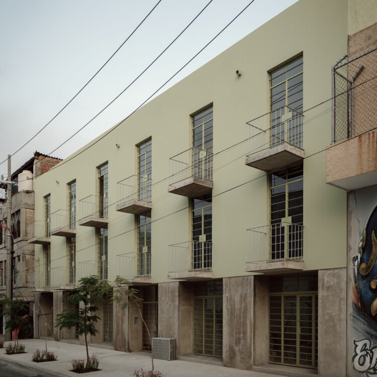 Жилой дом XX ноября / Estudio Hidalgo - фотография экстерьера, окна, фасад