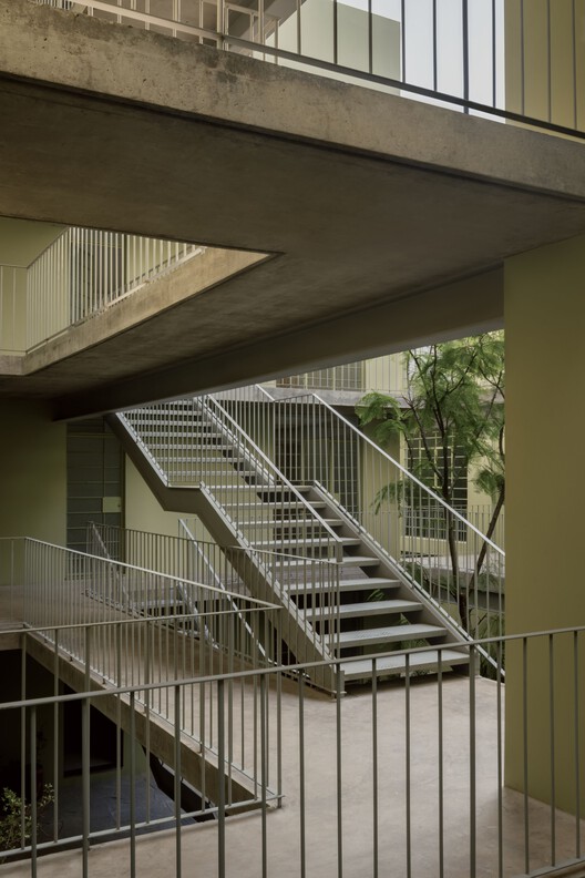 Жилой дом XX ноября / Estudio Hidalgo - Фотография интерьера, лестница, фасад, перила, балка