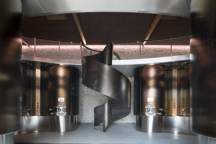 Винодельня Domaine UMA / Agence Clausel-Borel Architecte - Фотография интерьера, кухня