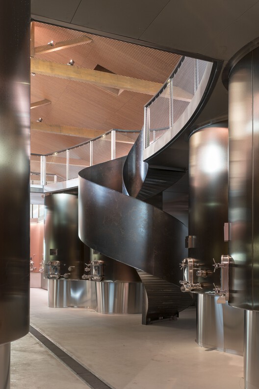Винодельня Domaine UMA / Agence Clausel-Borel Architecte - Фотография интерьера, колонна, балка