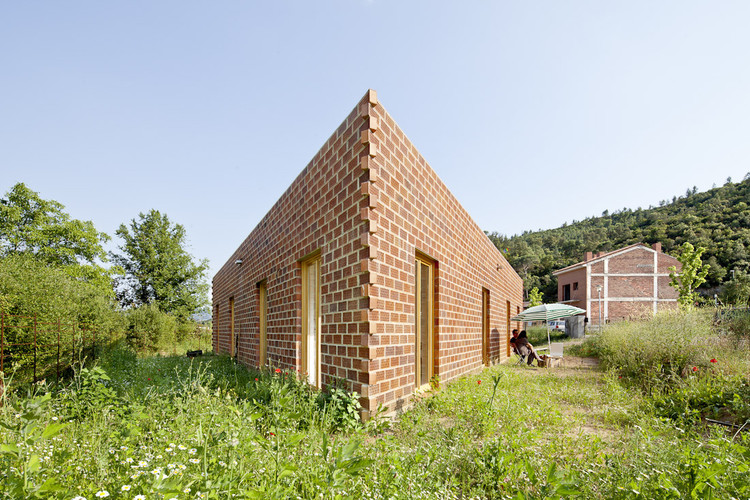 Кирпичные дома в Испании: современный дизайн каменной кладки для интерьера и экстерьера дома — изображение 2 из 29