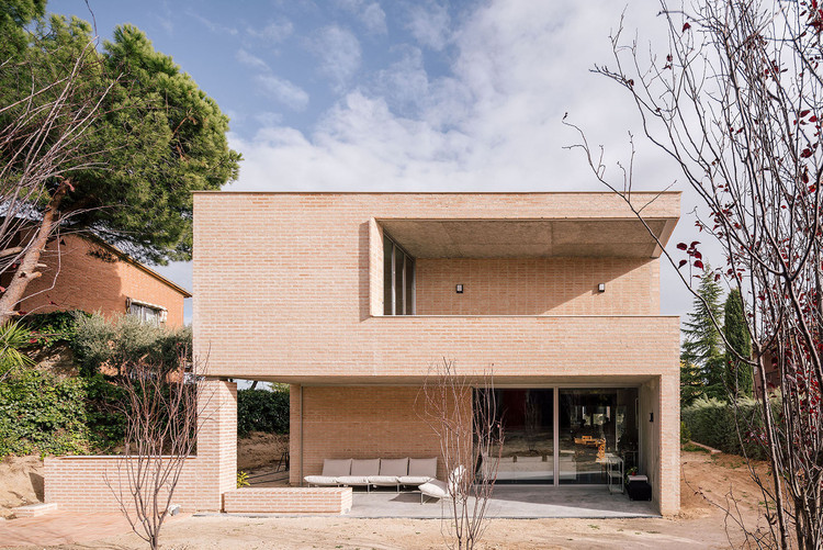 Кирпичные дома в Испании: современный дизайн каменной кладки для интерьера и экстерьера дома — изображение 17 из 29