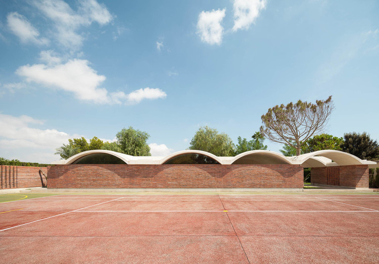 Кирпичные дома в Испании: современный дизайн каменной кладки для интерьера и экстерьера дома — изображение 27 из 29