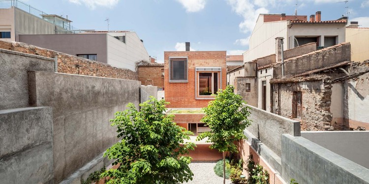 Кирпичные дома в Испании: современный дизайн каменной кладки для интерьера и экстерьера дома — изображение 12 из 29