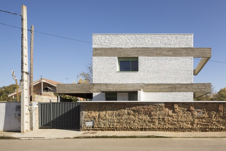Кирпичные дома в Испании: современный дизайн каменной кладки для интерьера и экстерьера дома — Изображение 9 из 29